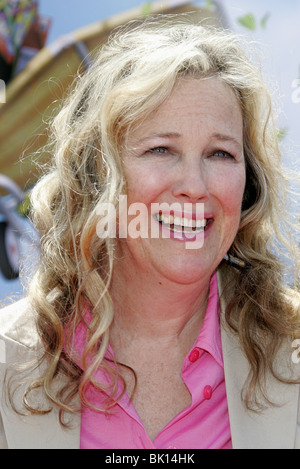 CATHERINE O'HARA AB DURCH DIE HECKE. PREMIERE WESTWOOD LOS ANGELES USA 30. April 2006 Stockfoto