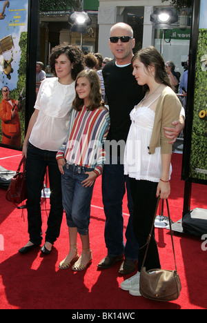 RUMER TALLULAH BELLE BRUCE WILLIS & SCOUT AB DURCH DIE HECKE. PREMIERE WESTWOOD LOS ANGELES USA 30. April 2006 Stockfoto