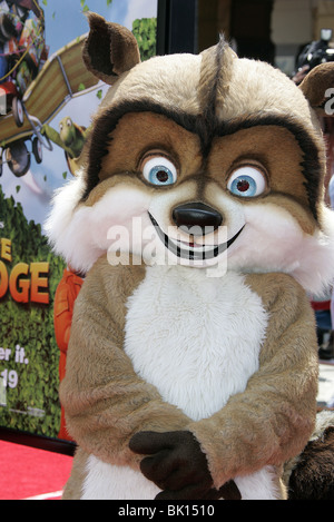 RJ WASCHBÄR AB DURCH DIE HECKE. PREMIERE WESTWOOD LOS ANGELES USA 30. April 2006 Stockfoto