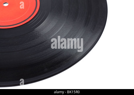 Staubige Vinyl-Schallplatte mit roten Etikett isoliert auf weißem Hintergrund. Geringe Schärfentiefe Stockfoto