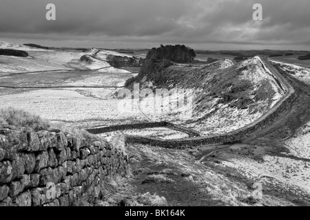 Ein Winter-Ansicht der Hadrianswall zwischen Crag Lough und Howsteads, in Northumberland, England Stockfoto