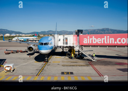 Thomsonfly Boeing 757-200 G-BYAX warten am Flughafen von Palma für Passagiere an Bord. Stockfoto