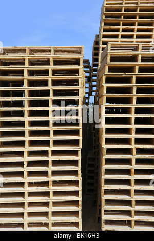 Holzpaletten gestapelt blauer Himmel Industrie Lagerung transport Stockfoto