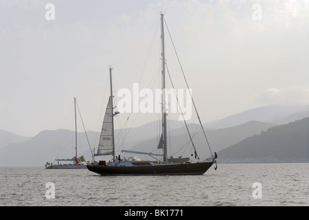 Insel Elba (Italien) Yachten vor Anker in den Golf von Portoferraio, Insel Elba Stockfoto