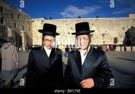 Jerusalem, Altstadt, Porträt von zwei jüdischen Orthodoxen Jugendlichen Stockfoto