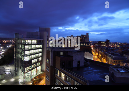 Ein Blick auf die Dächer und Fürsten Exchange in Leeds, West Yorkshire, UK, entnommen aus Queens Hotel Nachtansicht Stockfoto