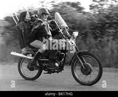 Jugendliche auf einem Motorrad, Charlwood, Surrey, 1972. Stockfoto