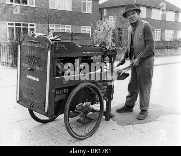 Gipsy-Messer-Schleifer mit seinen Handwagen, Horley, Surrey, 1964. Stockfoto