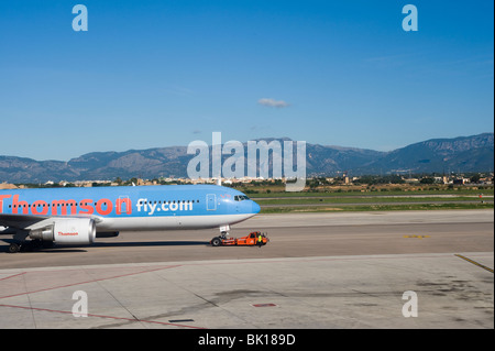 Thomsonfly Boeing 757-200 G-BYAX Vorbereitung für Pushback am Flughafen von Palma. Stockfoto