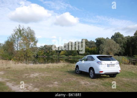 Lexus RX 450h (Hybrid-SUV) - meine 2009 - weiße - fünf Türen (5D) - japanische Premium-Hybrid-SUV - am Fluss Stockfoto