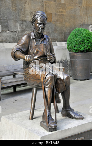 Skulptur "Cordwainer' von Alma Boyes in der City of London Stockfoto