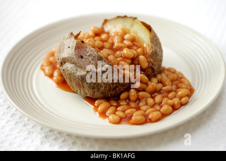 Gesunde gebacken oder Jacke Kartoffel mit gebackenen Bohnen in Tomatensauce mit Keine Personen Stockfoto