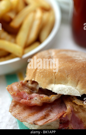 Frische knusprige Speck, Brötchen mit Chips oder Pommes Frites mit Keine Personen Stockfoto