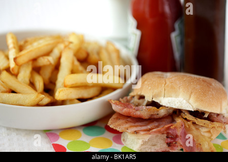 Ein frisch zubereitetes, gegrilltem oder gebratenem Speck in einem weißen Brötchen oder Bap mit einer Seite der Kartoffelchips oder Pommes Frites mit Keine Personen Stockfoto