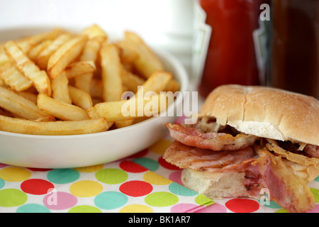 Ein frisch zubereitetes, gegrilltem oder gebratenem Speck in einem weißen Brötchen oder Bap mit einer Seite der Kartoffelchips oder Pommes Frites mit Keine Personen Stockfoto