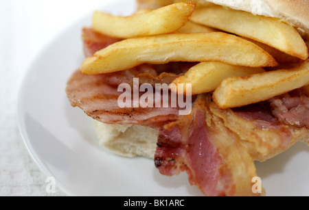 Frische knusprige Speck, Brötchen mit Chips oder Pommes Frites mit Keine Personen Stockfoto