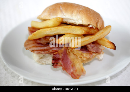 Frische knusprige Speck, Brötchen mit Chips oder Pommes Frites mit Keine Personen Stockfoto