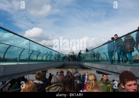 Das Millennium Fußgängerbrücke zur St Paul's, London, UK Stockfoto