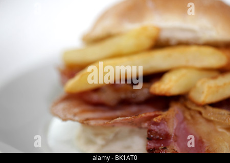 Frische knusprige Speck, Brötchen mit Chips oder Pommes Frites mit Keine Personen Stockfoto