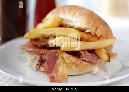 Frische knusprige Speck, Brötchen mit Chips oder Pommes Frites mit Keine Personen Stockfoto