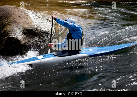 Kajakfahrer manövrieren am Fluss Treska in Canyon Matka Mazedonien Stockfoto