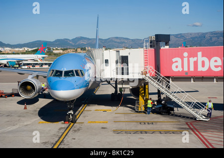 Thomsonfly Boeing 757-200 G-BYAX warten am Flughafen von Palma für Passagiere an Bord. Stockfoto