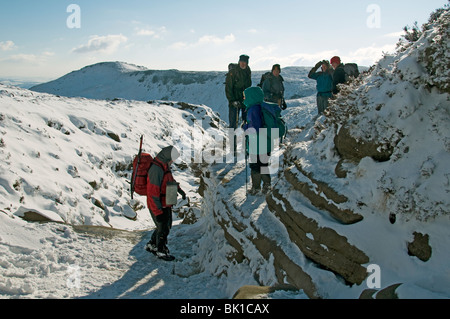 Wanderer zu verhandeln einen eisiger Felsen Schritt Grindsbrook Clough, Kinder Scout, oben Edale, Peak District, Derbyshire, England, UK Stockfoto