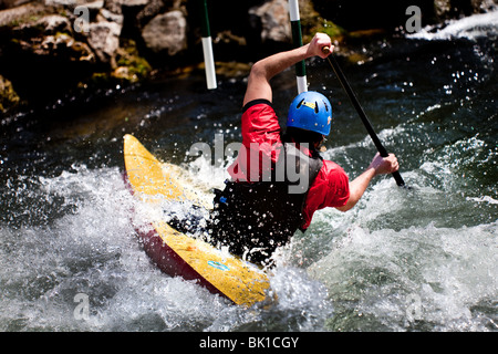 Kajakfahrer manövrieren am Fluss Treska in Canyon Matka Mazedonien Stockfoto