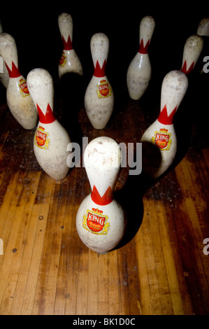 Bowling in eine alte Kegelbahn. Stockfoto