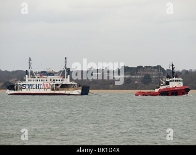 Pensionierte Isle Of Wight Wightlink Autofähre Cenred abgeschleppt von Southampton zu einem ungewissen Schicksal Stockfoto