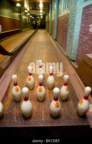 Bowling in eine alte zweispurige Kegelbahn in Barrow Mansion, Jersey City, NJ. Stockfoto