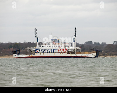 Pensionierte Isle Of Wight Wightlink Autofähre Cenred abgeschleppt von Southampton zu einem ungewissen Schicksal Stockfoto