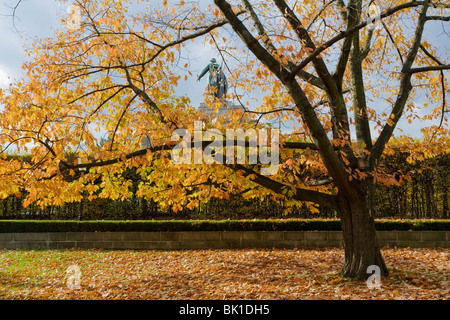 Herbstlicher Baum am Rücken Sowjetische Ehrenmal im Tiergarten Park, Berlin, Deutschland, Europa Stockfoto