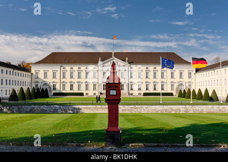 Historische Feueralarm vor Schloss Bellevue, Berlin, Deutschland Stockfoto