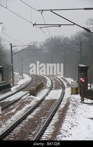 Schneebedeckte Gleisanlagen in England im Winter. Stockfoto