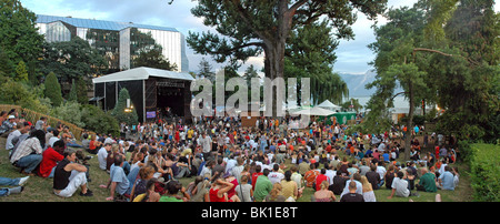 Leute beobachten die Freilichtbühne auf der jährlichen Montreux Jazz Festival am Ufer des Genfer Sees in der Schweiz. Stockfoto