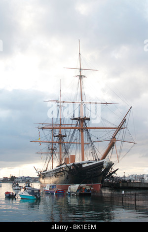 HMS Krieger in Portsmouth Naval Dockyard. Von der "gemeinsamen hart", der Straße, die entlang der öffentlichen Waterfront angesehen Stockfoto