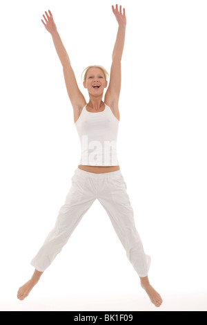 junge schöne kaukasischen Frau in Sportbekleidung springen Stockfoto