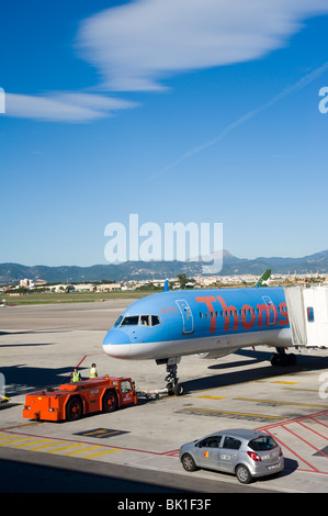 Thomsonfly Boeing 757-200 G-BYAX Vorbereitung für Pushback am Flughafen von Palma. Stockfoto