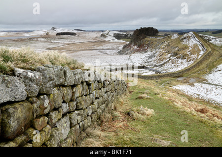 Ein Winter-Ansicht der Hadrianswall zwischen Crag Lough und Howsteads, in Northumberland, England Stockfoto