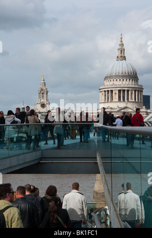 Millennium Fußgängerbrücke, St. Pauls Cathedral, London, England. Stockfoto