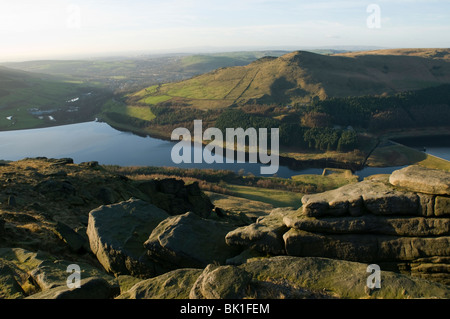 Dove Stone Reservoir aus Great Dove Stone Rocks, Saddleworth, Oldham District, Greater Manchester, England, Großbritannien Stockfoto
