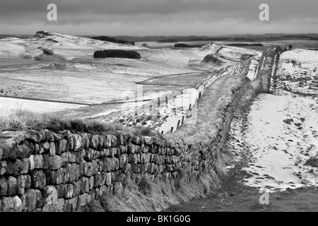 Ein Winter-Ansicht der Hadrianswall zwischen Crag Lough und Howsteads, in Northumberland, England Stockfoto