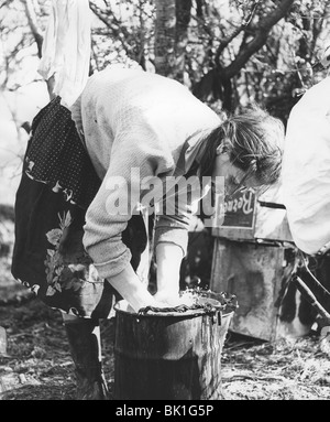 Zigeunerin, Wäsche waschen, 1960er Jahre. Stockfoto