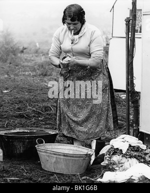 Zigeunerin, Wäsche waschen, 1960er Jahre. Stockfoto