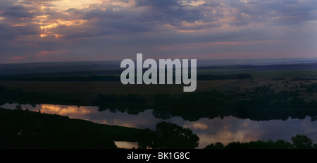 Sonnenuntergang über dem Donez in Russland Stockfoto