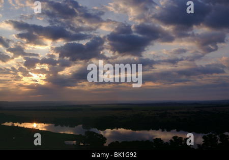 Sonnenuntergang über dem Donez in Russland Stockfoto