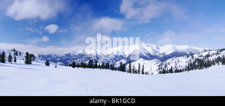 Winterpanorama von westlichen Sajan-Gebirge. Sibirien. Russland Stockfoto