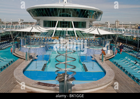 Royal Caribbean 2.446-Gast Pracht der Meere ist eine der besten Kreuzfahrtschiffe der Welt und ist an der Port of Tampa festgemacht. Stockfoto