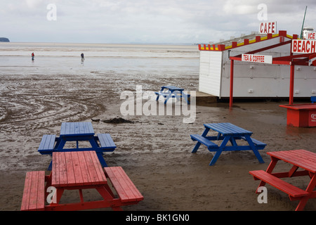 Stumpf Küstenlandschaft zeigt leere Kiosk Picknick Bänke am Weston-super-Mare in Somerset. Stockfoto